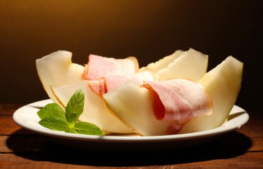 Parma ham ve kavun, kahverengi zemin üzerine ahşap tablo