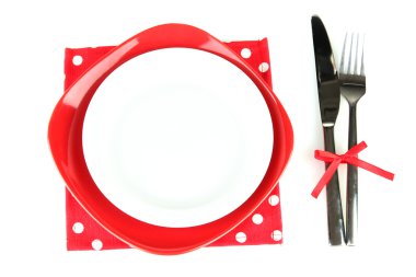 Kırmızı ve beyaz boş tabak çatal ve bıçak üzerinde beyaz izole