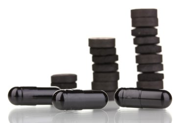 aktif karbon tabletleri üzerinde beyaz izole içinde