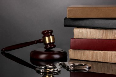 Tokmak, kelepçe ve siyah izole hukuk kitapları