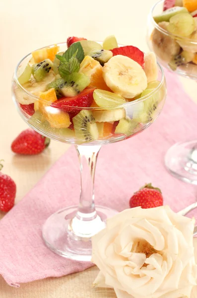 Salat mit frischen Früchten und Erdbeeren auf Holztisch — Stockfoto
