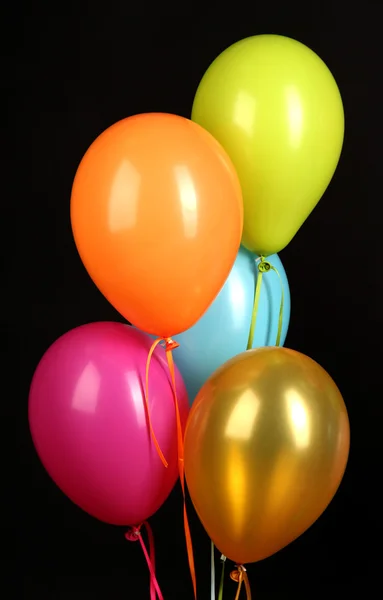 Kleurrijke ballonnen op zwarte achtergrond close-up — Stockfoto