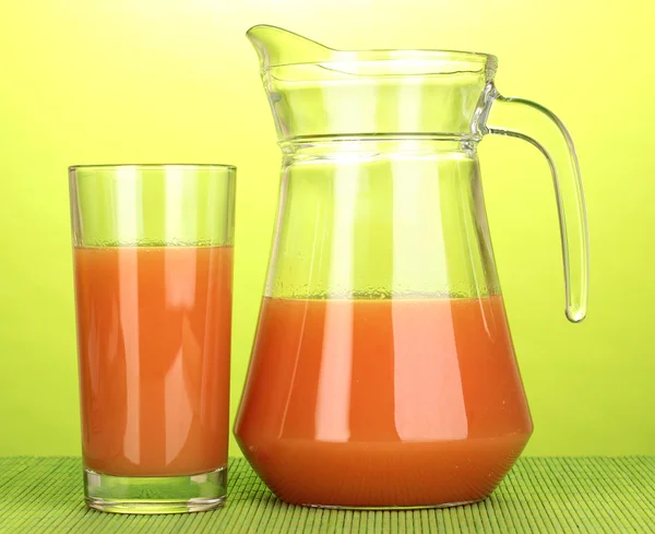 Grapefruit juice on bamboo mat on green background — Stock Photo, Image