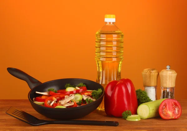 Sartén con verduras sobre fondo rojo — Foto de Stock