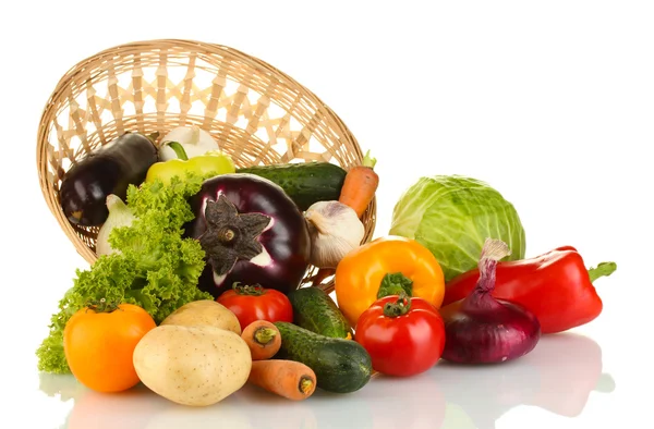 新鲜蔬菜在柳条篮上白色隔离 — 图库照片