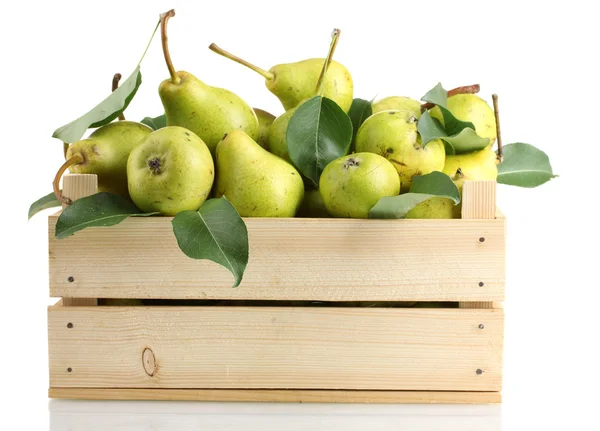 Saftige aromatische Birnen in Schachtel isoliert auf weiß — Stockfoto