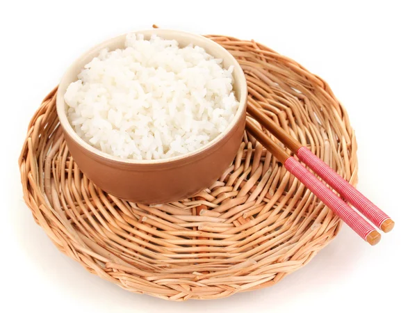 Ciotola di riso e bacchette su stuoia di vimini isoalted su bianco — Foto Stock