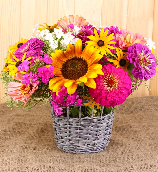 güzel ehlileştirmek ahşap zemin üzerinde parlak çiçek buketi