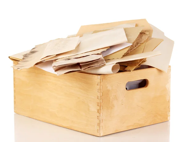 Dřevěná bedýnka s dokumenty a dopisy izolovaných na bílém — Stock fotografie