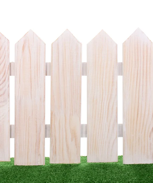 Clôture en bois et herbe verte isolée sur blanc — Photo