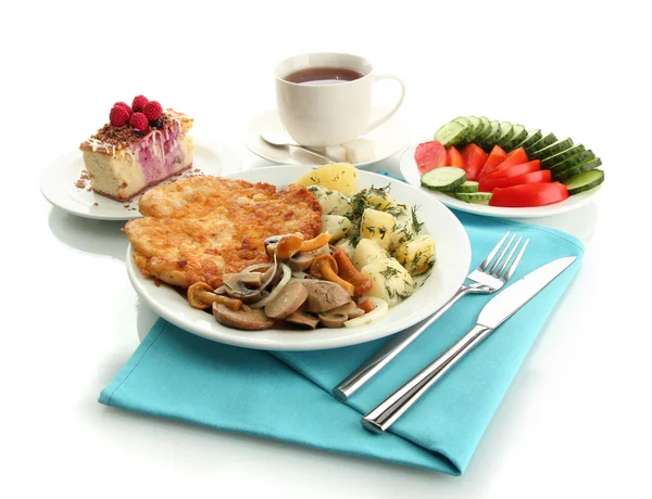 Costeleta de frango assado com batatas e legumes cozidos, xícara de chá e d — Fotografia de Stock