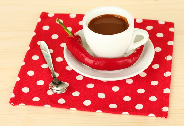 Tazza bianca con cioccolata calda e peperoncino su sfondo di legno — Foto Stock