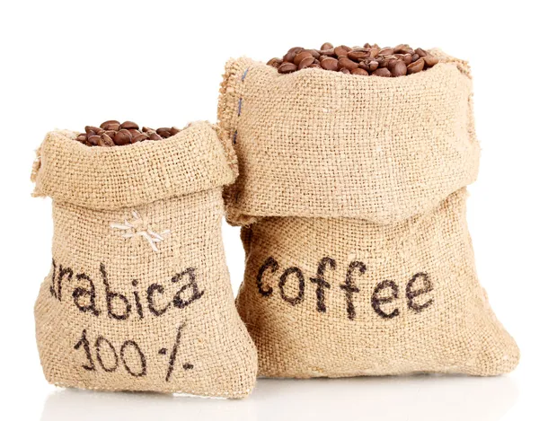 Koffie bonen in zakken geïsoleerd op wit — Stockfoto