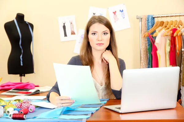 Belle jeune couturière en salle de travail — Photo