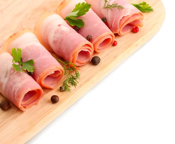 Savoureux bacon aux épices sur planche à découper en bois, isolé sur blanc — Photo