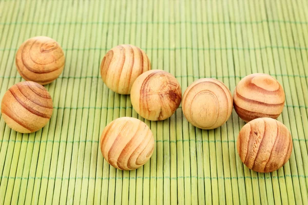 Boules en bois sur tapis de bambou — Photo