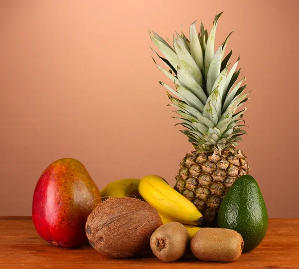 meyve kahverengi zemin üzerine bir tablo natürmort