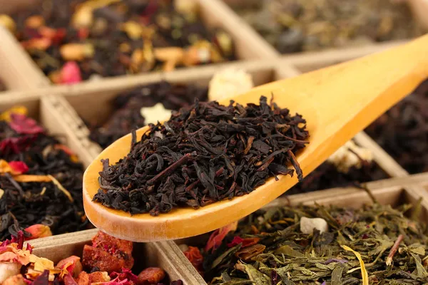 Surtido de té seco en caja de madera, de cerca — Foto de Stock