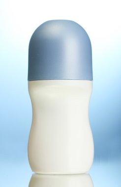 mavi zemin üzerine deodorant