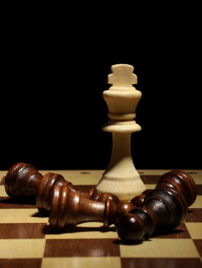 satranç tahtasının üzerine siyah izole satranç taşları ile