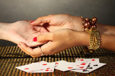 Gri backcground üzerinde bir kadının elinde satırları el okuma