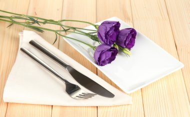 çiçek üzerinde parlak peçete yakın çekim yemek takımı