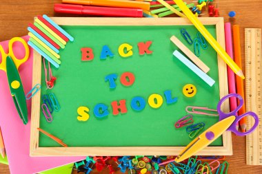 okul ile küçük kara tahta üzerinde ahşap arka plan sağlar. okula dönüş