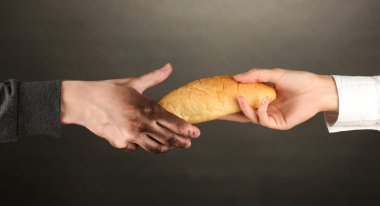 arka plan siyah yakın çekim üzerinde evsizlere yardım