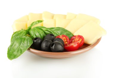 üzerine beyaz izole tabakta sebze ile Mozzarella peyniri dilimlenmiş