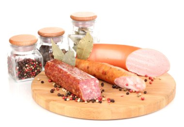 doğrama kurulu üzerinde beyaz izole olarak lezzetli sosis