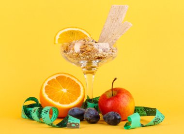 Vazoda Sarı zemin üzerine meyveli tatlılar için akciğerler müsli