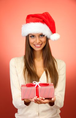 hediye, kırmızı zemin üzerine ile güzel genç kadın