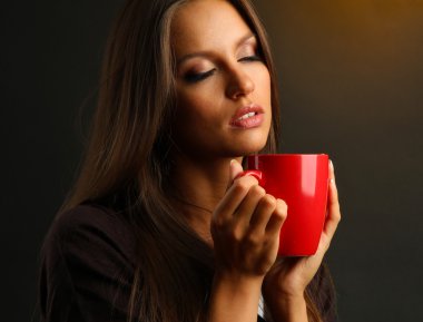 kahve kahverengi zemin üzerine ile güzel genç kadın