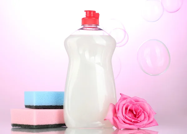 スポンジとピンクの背景の花の洗剤 — ストック写真
