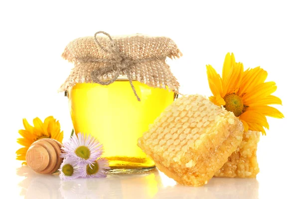 Miel dulce en tarro con panal, rociador de madera y flores aisladas en —  Fotos de Stock