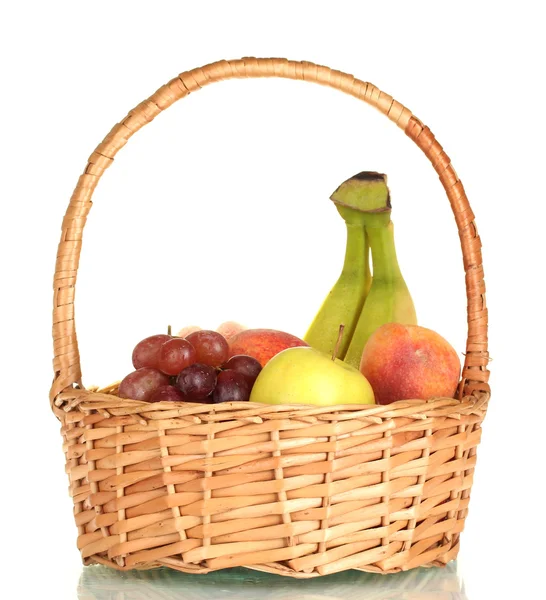 Rijpe vruchten in mand geïsoleerd op wit — Stockfoto