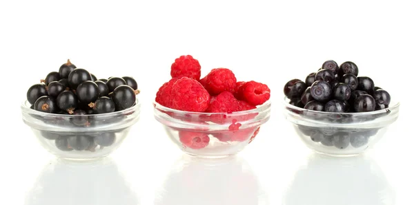 Świeże jagody w przejrzysty miski na białym tle — Zdjęcie stockowe