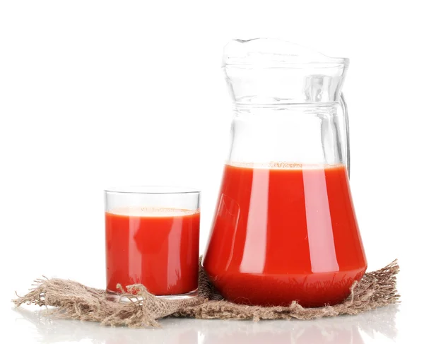 Succo di pomodoro in brocca e bicchiere su sacco isolato su bianco — Foto Stock