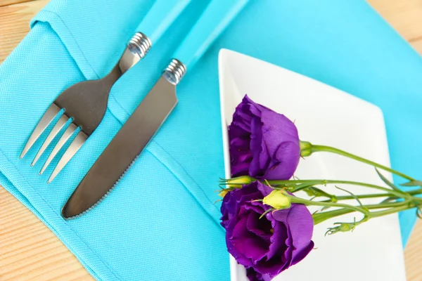 Tableware with flower on bright napkin close-up — Stock Photo, Image