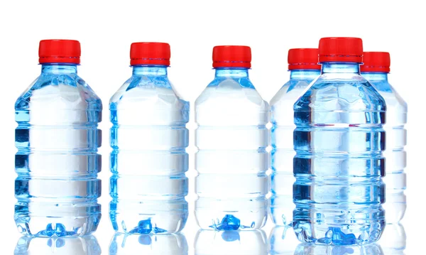 Plastové láhve vody izolovaných na bílém — Stock fotografie