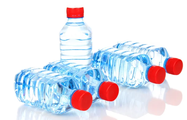 Plastikflaschen mit Wasser isoliert auf weiß — Stockfoto