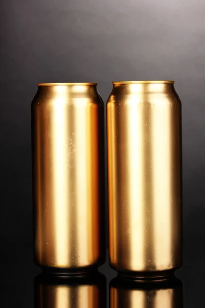 灰色背景上的金罐 — 图库照片