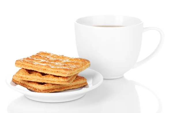 Taza de té y galletas aisladas en blanco — Foto de Stock