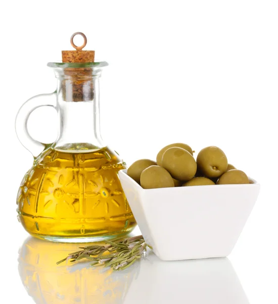 Зеленые оливки в белой миске с розмарином и оливковым маслом изолированы на белом — стоковое фото