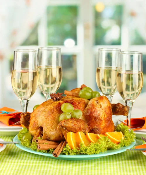 Mesa de banquete con pollo asado y copas de vino. Día de Acción de Gracias — Foto de Stock