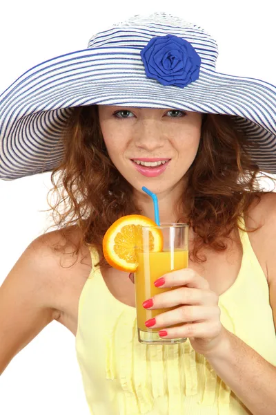 Sorridente bella ragazza con cappello da spiaggia e cocktail isolato su bianco — Foto Stock