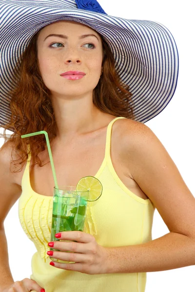 Sorridente bella ragazza con cappello da spiaggia e cocktail isolato su bianco — Foto Stock