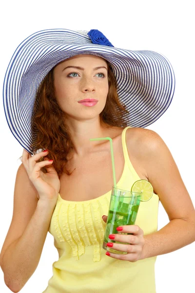 Sorrindo menina bonita com chapéu de praia e coquetel isolado no branco — Fotografia de Stock