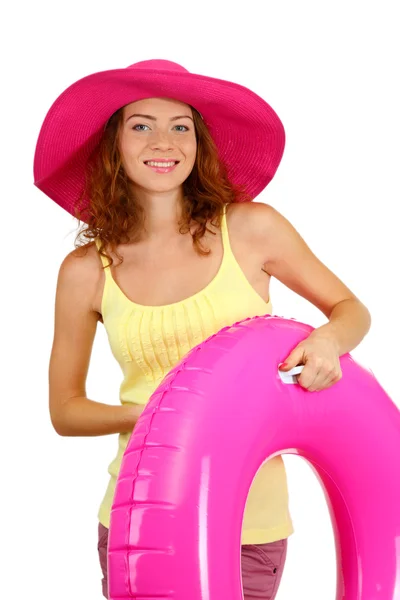 Sonriente hermosa chica con sombrero de playa y anillo de goma aislado en blanco —  Fotos de Stock