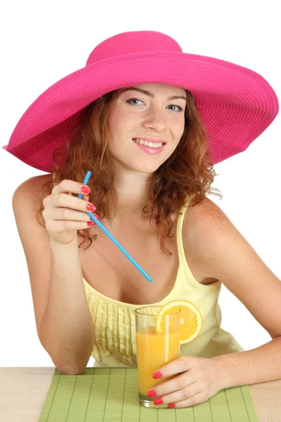 Sorrindo menina bonita sentada à mesa com chapéu de praia e iso cocktail — Fotografia de Stock